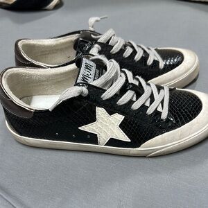 Mi.iM Brand ladies Black and White Sneakers with Snake Pattern & Star Size 8.5